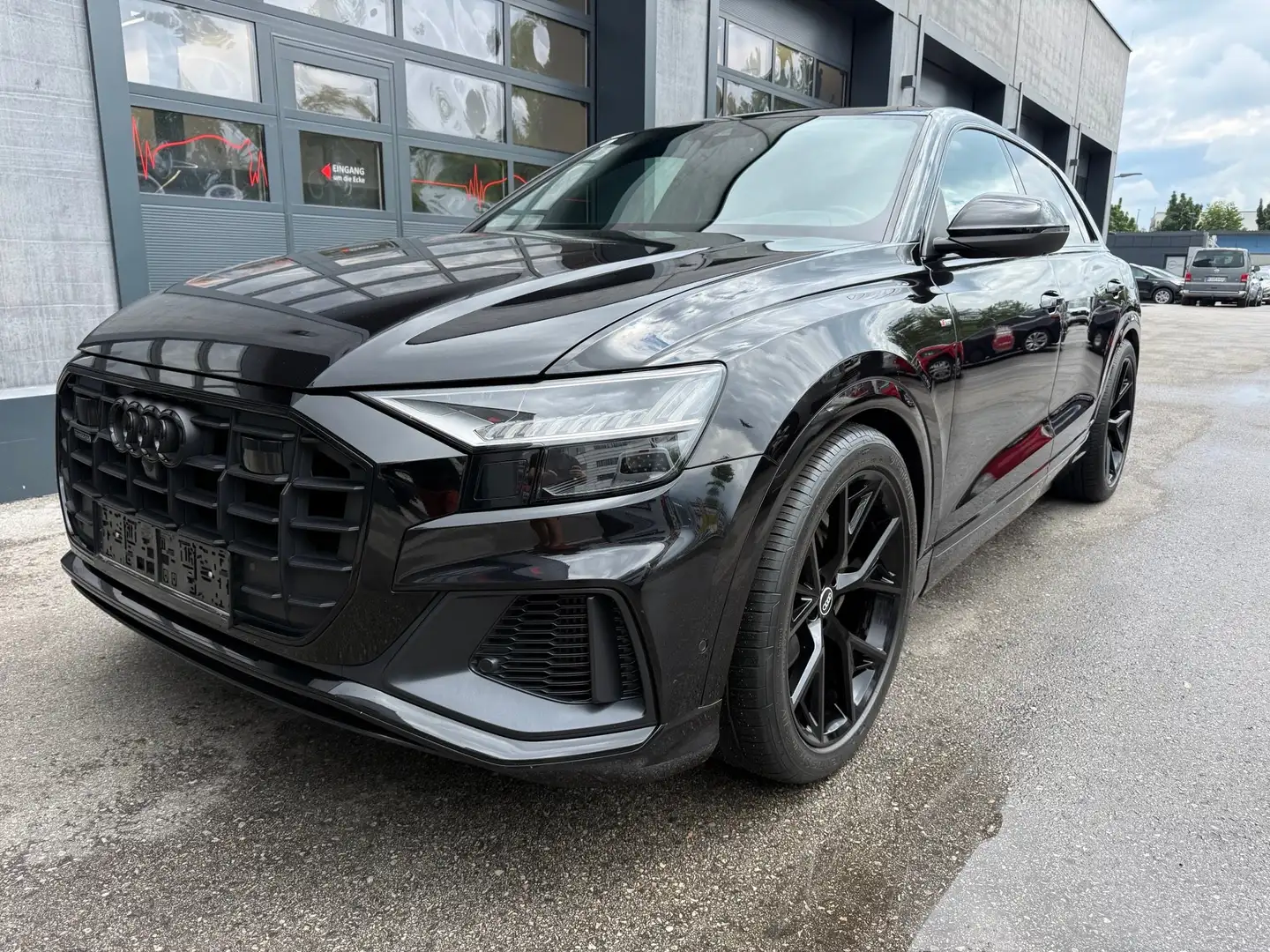 Audi Q8 55 TFSI e quattro Schwarz - 1
