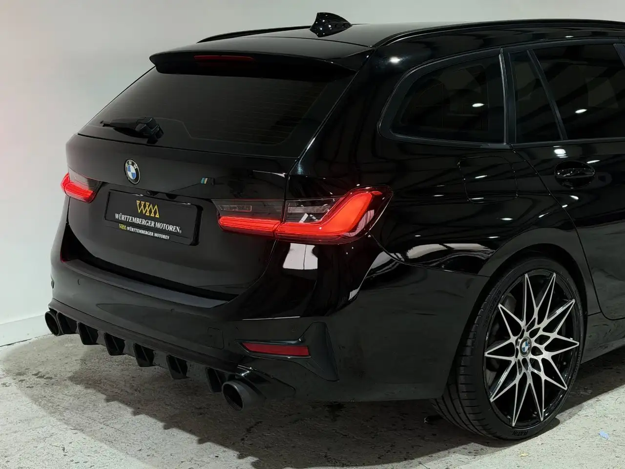 BMW 330E PACK ADVANTAGE - 184ch - 111 000KMS - CAMÉRA D'AIDE AU STATIONNEMENT - HAYON ARRIÈRE ÉLECTRIQUE - VOLANT EN CUIR