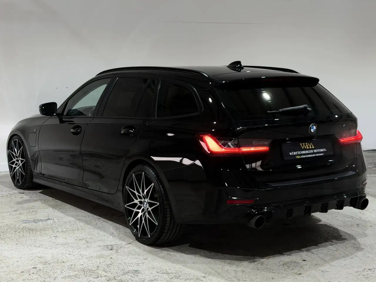 BMW 330E PACK ADVANTAGE - 184ch - 111 000KMS - CAMÉRA D'AIDE AU STATIONNEMENT - HAYON ARRIÈRE ÉLECTRIQUE - VOLANT EN CUIR
