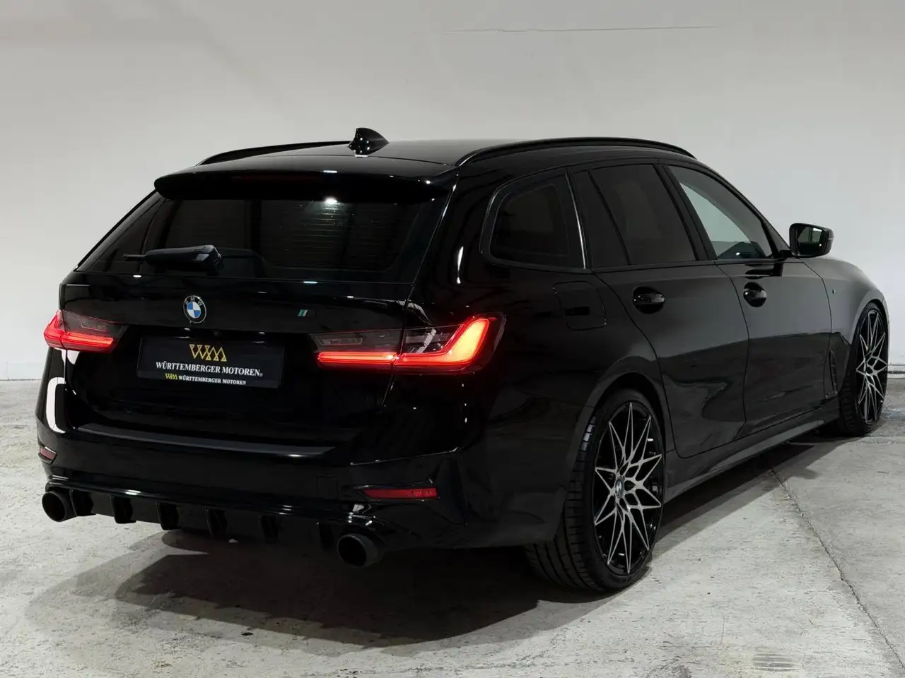 BMW 330E PACK ADVANTAGE - 184ch - 111 000KMS - CAMÉRA D'AIDE AU STATIONNEMENT - HAYON ARRIÈRE ÉLECTRIQUE - VOLANT EN CUIR