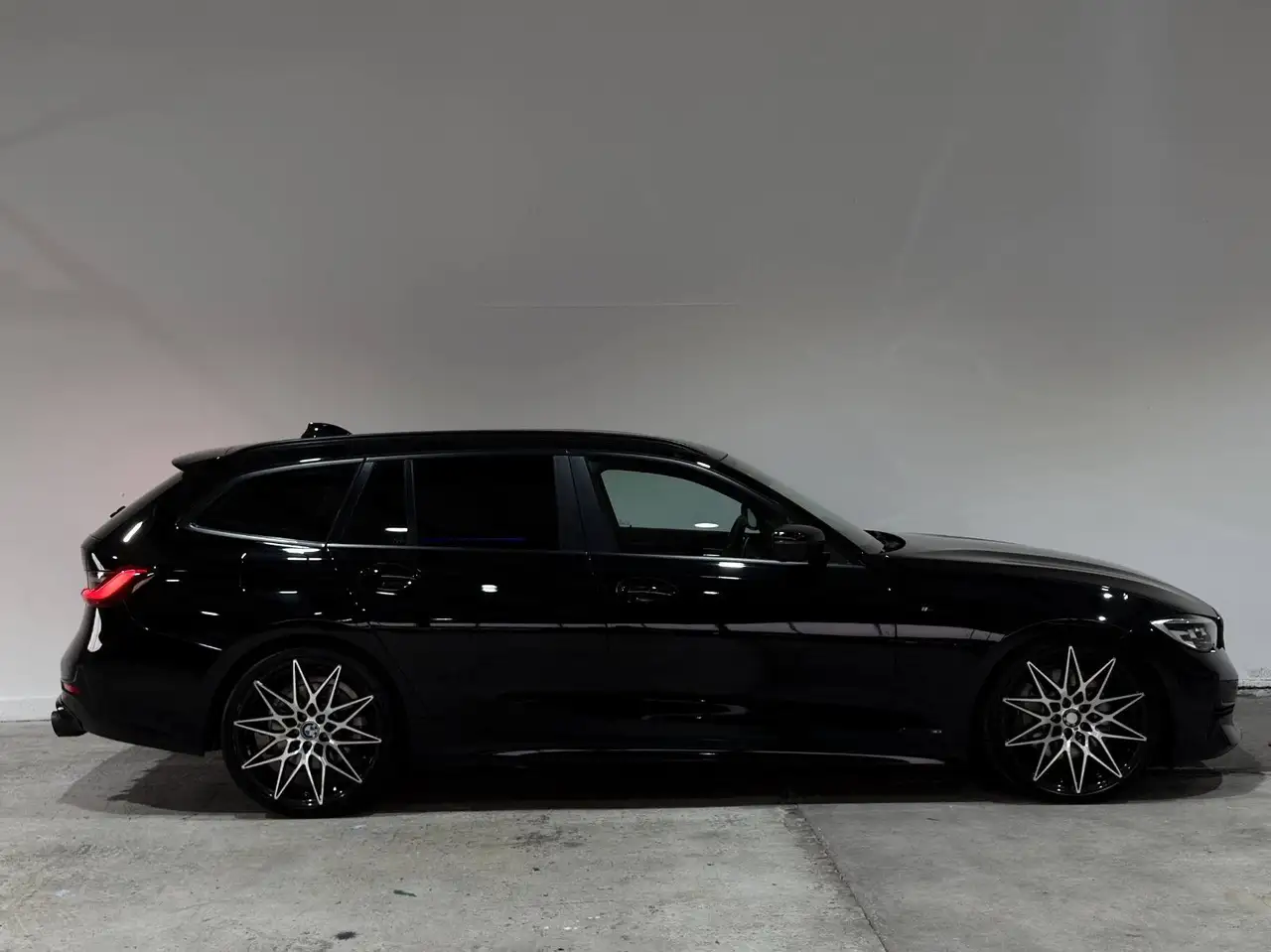 BMW 330E PACK ADVANTAGE - 184ch - 111 000KMS - CAMÉRA D'AIDE AU STATIONNEMENT - HAYON ARRIÈRE ÉLECTRIQUE - VOLANT EN CUIR