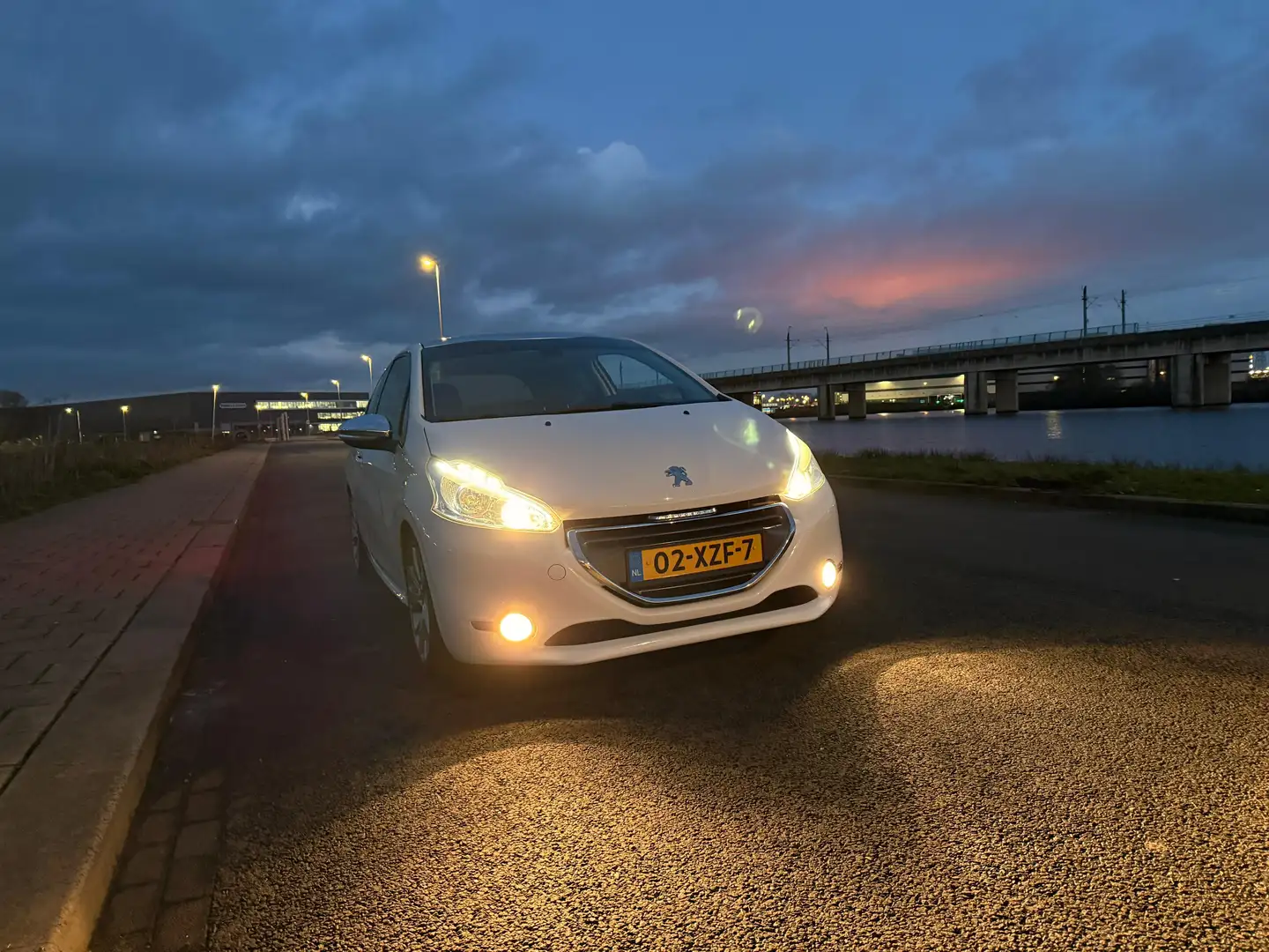 Peugeot 208 1.6 THP Allure Белый - 1