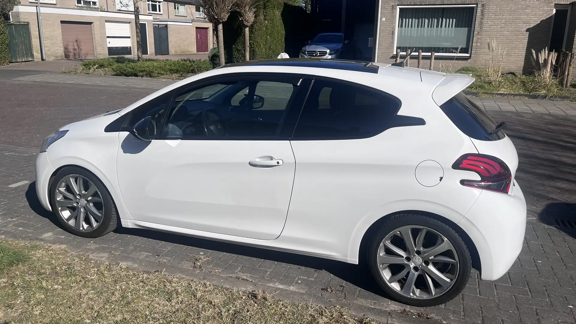 Peugeot 208 1.6 THP Allure White - 2