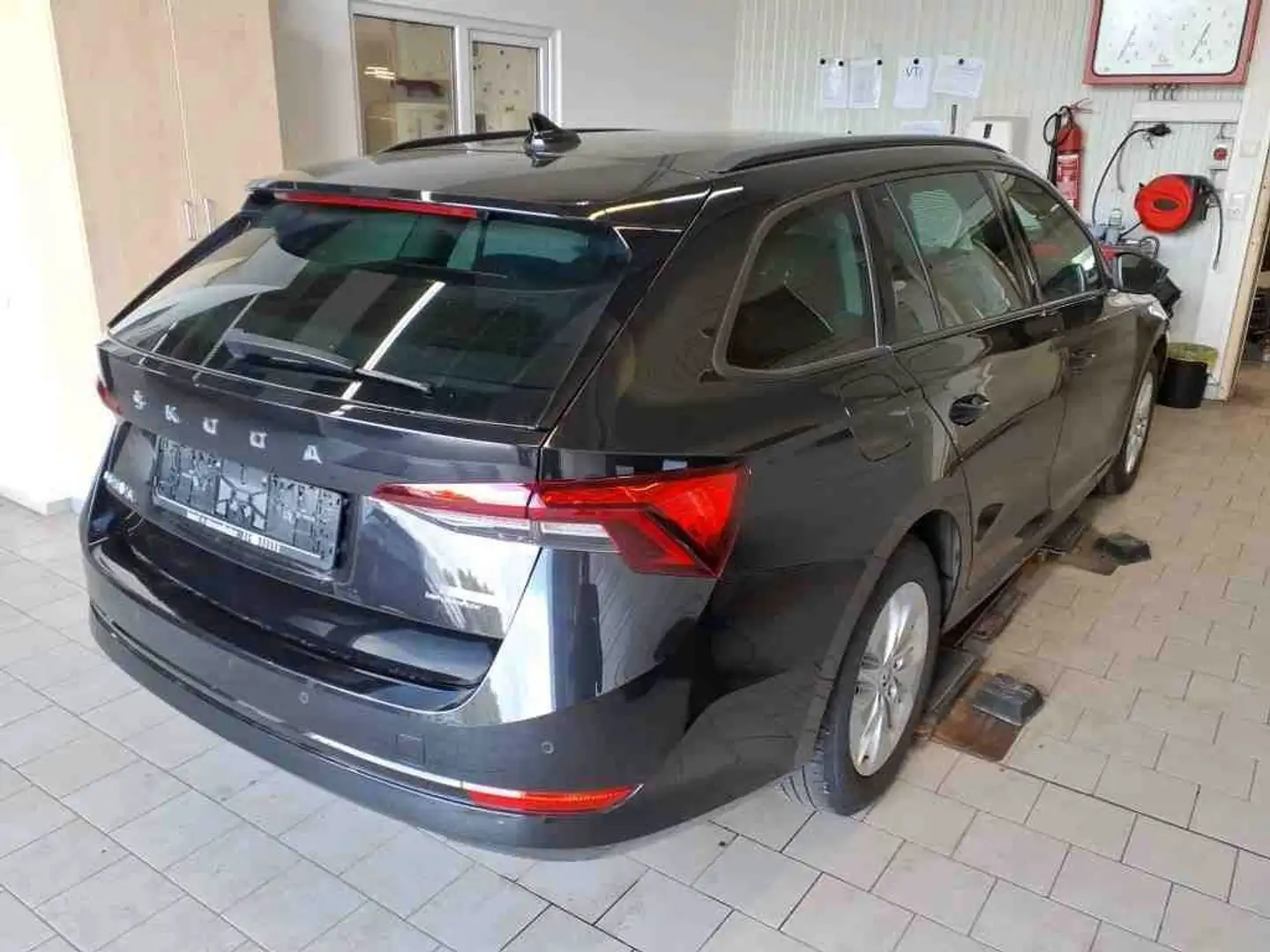 Skoda Octavia Combi Ambition2.0TDI DSG LED Navi SHZ Schwarz - 2