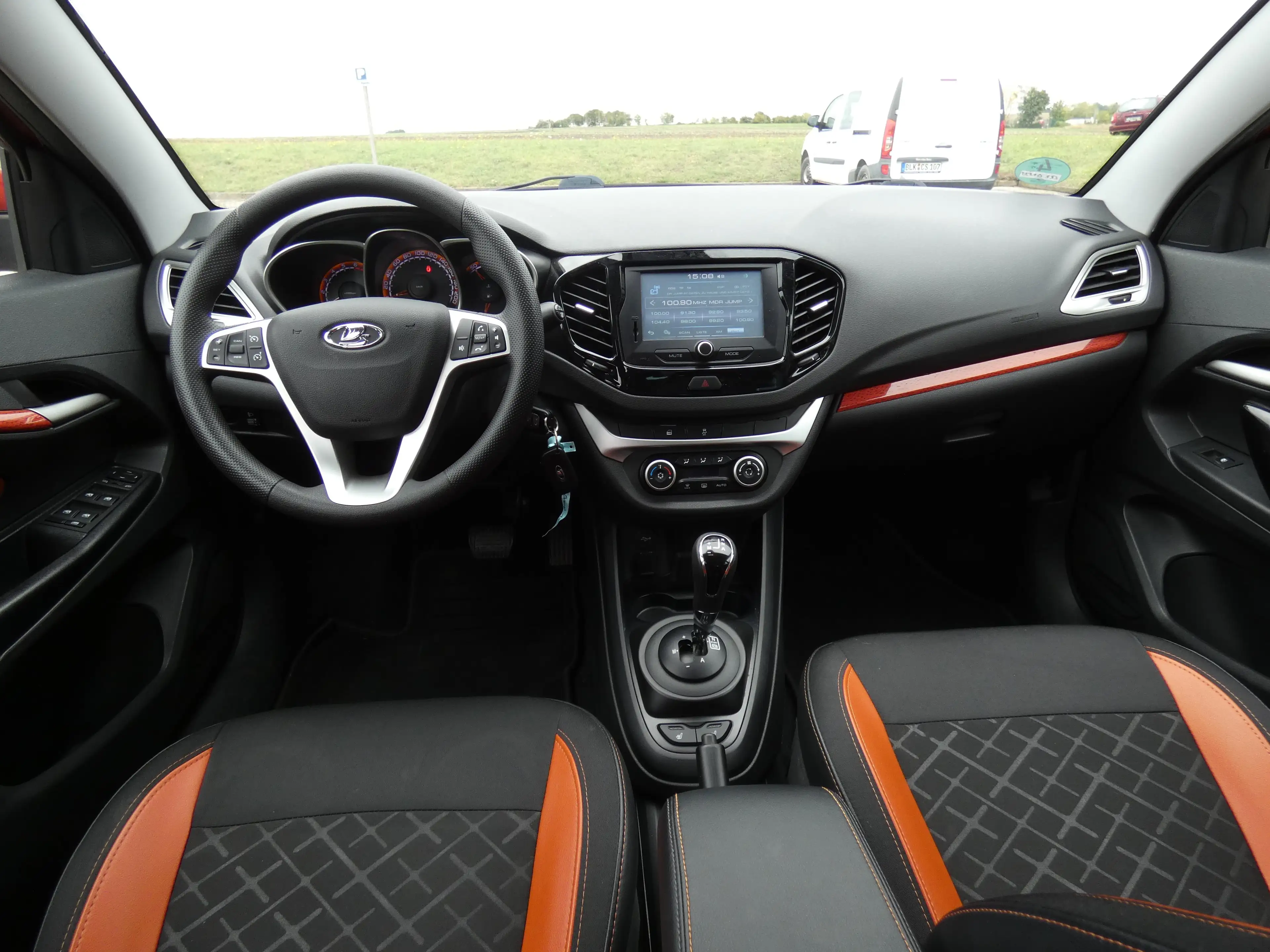 Lada Vesta Kombi Cross Luxus Automatik Alu WR Navi PDC Kamera — photo 9