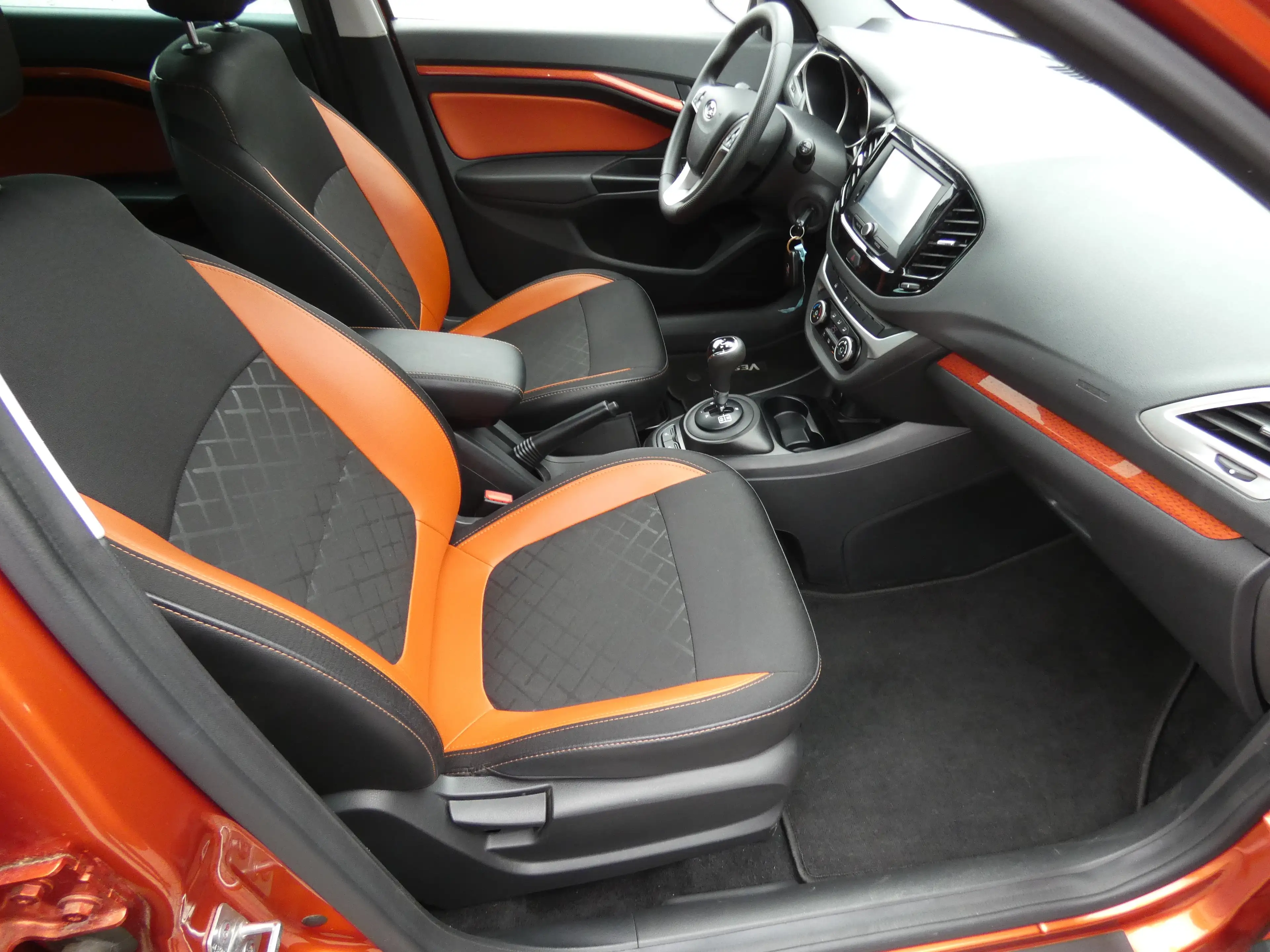 Lada Vesta Kombi Cross Luxus Automatik Alu WR Navi PDC Kamera — photo 15