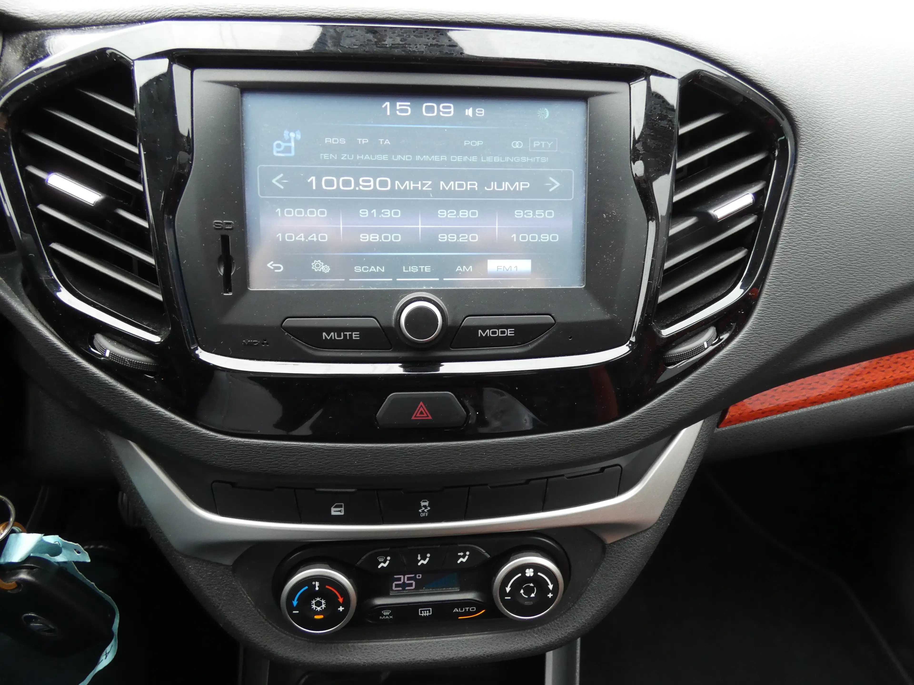 Lada Vesta Kombi Cross Luxus Automatik Alu WR Navi PDC Kamera — photo 12