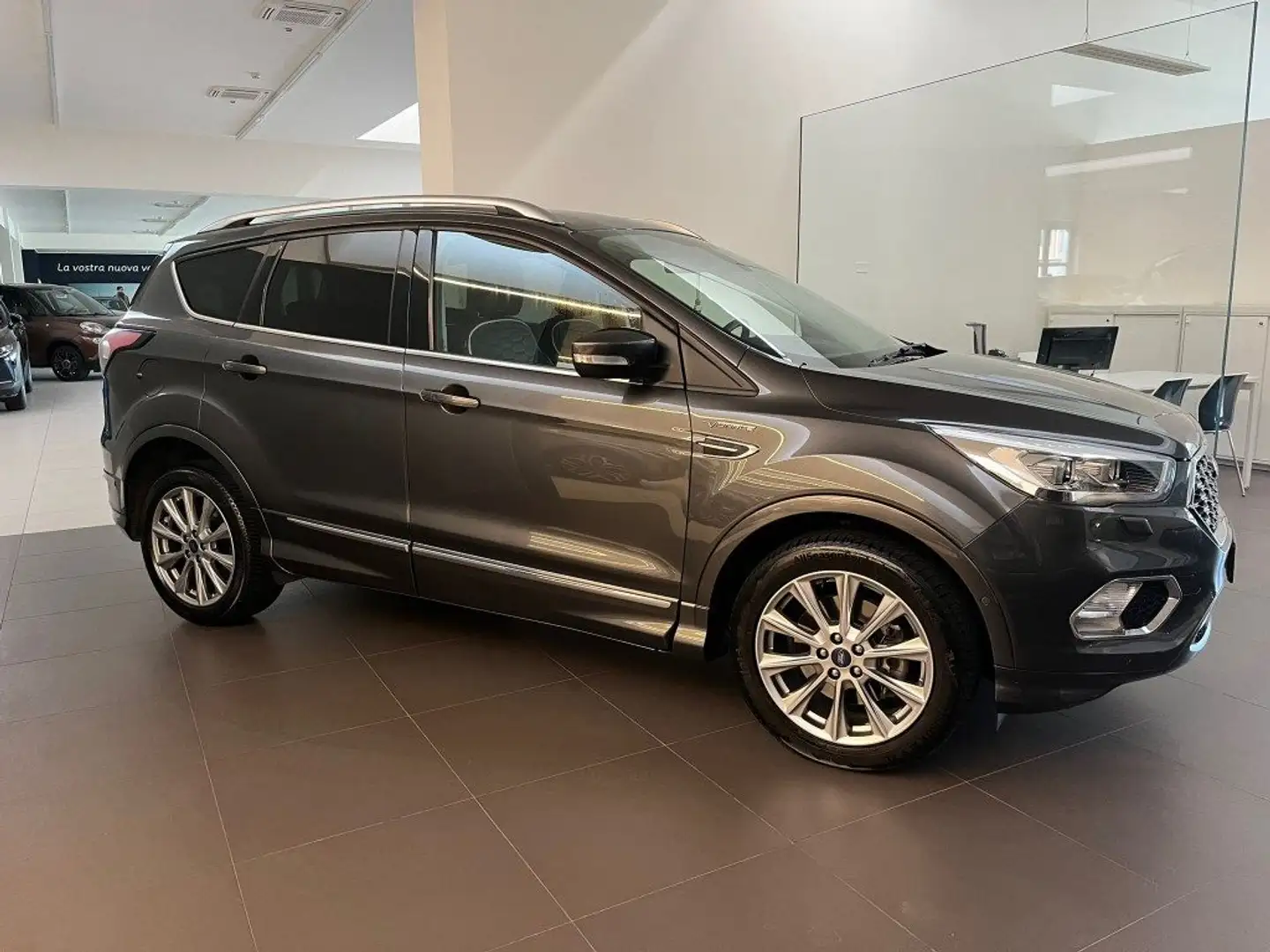 Ford Kuga 2.0 TDCI 150 CV S&S 4WD Vignale siva - 2
