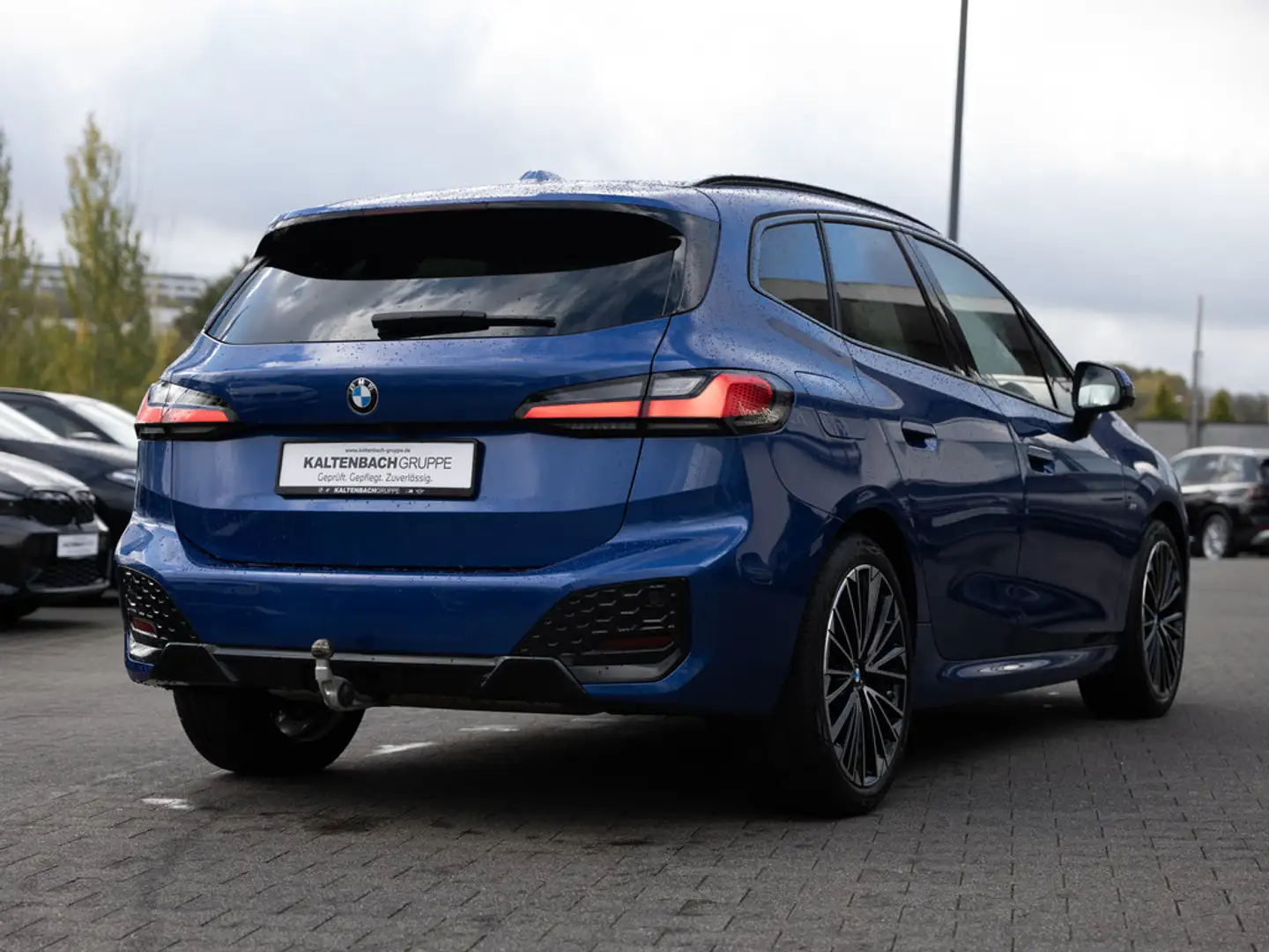 BMW 218 i Active Tourer M-Sport PANO AHK H/K 360° Blau - 2