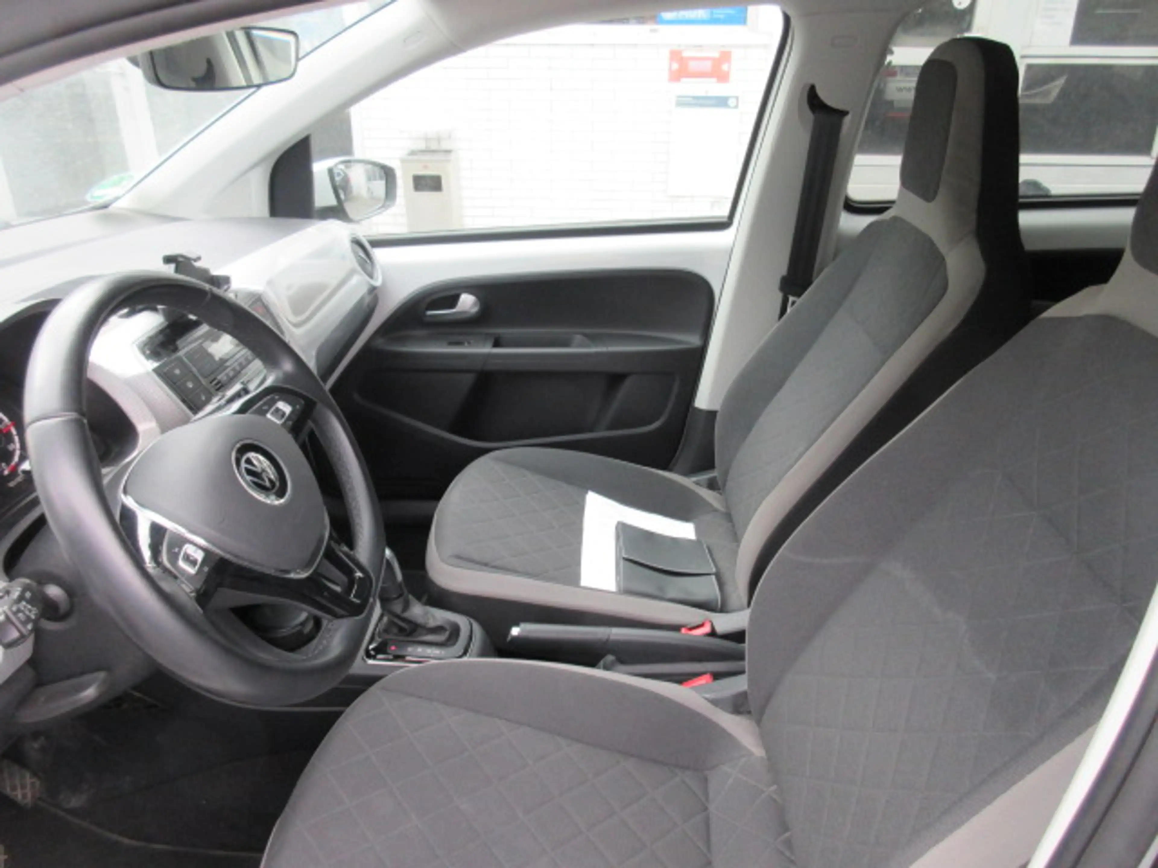 Volkswagen e-up! Edition Automatik NAVIV. KAMERA GRA ALU APS SITZHEIZUNG CLIMATRONIC — photo 6