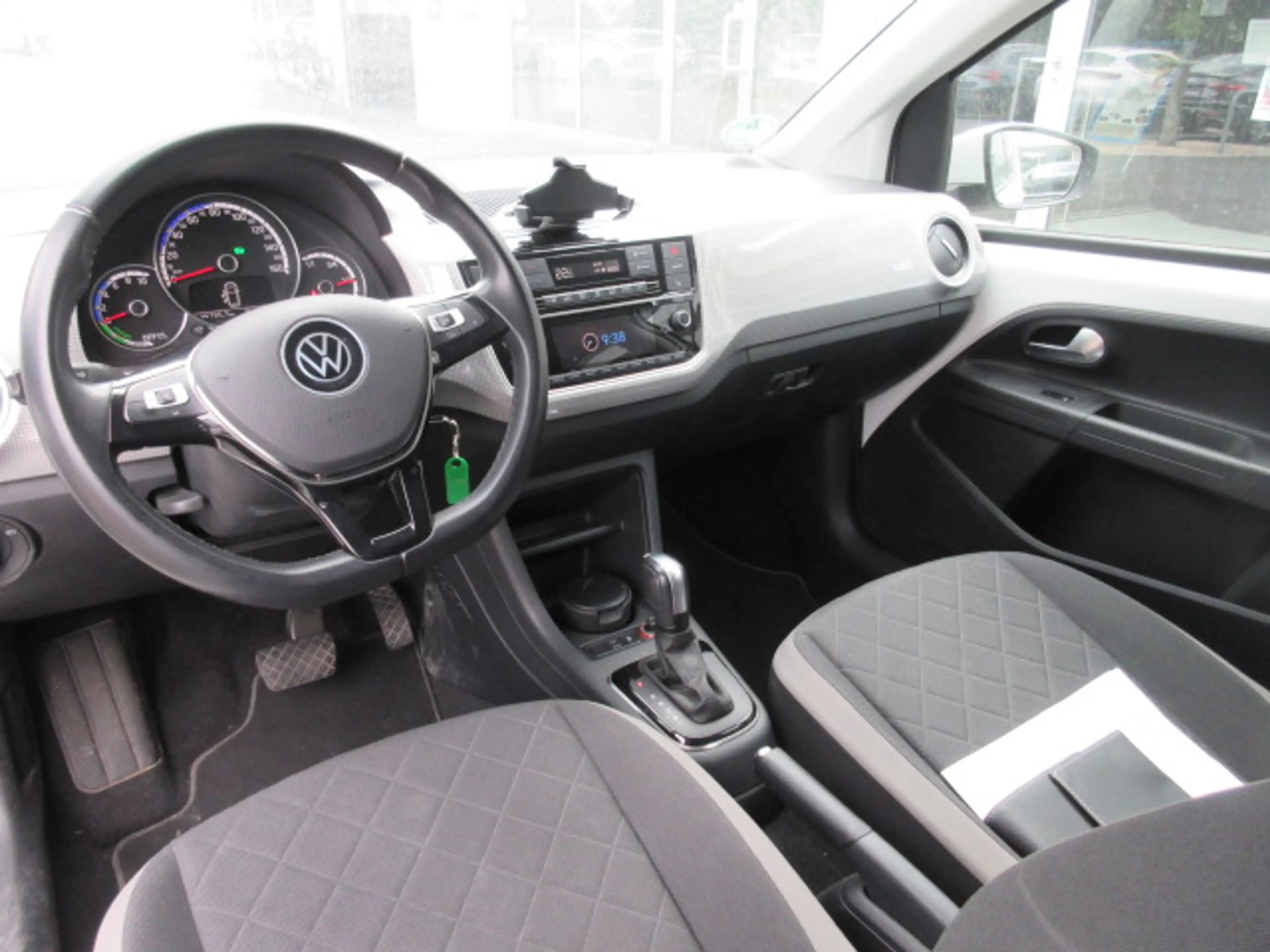 Volkswagen e-up! Edition Automatik NAVIV. KAMERA GRA ALU APS SITZHEIZUNG CLIMATRONIC — photo 7