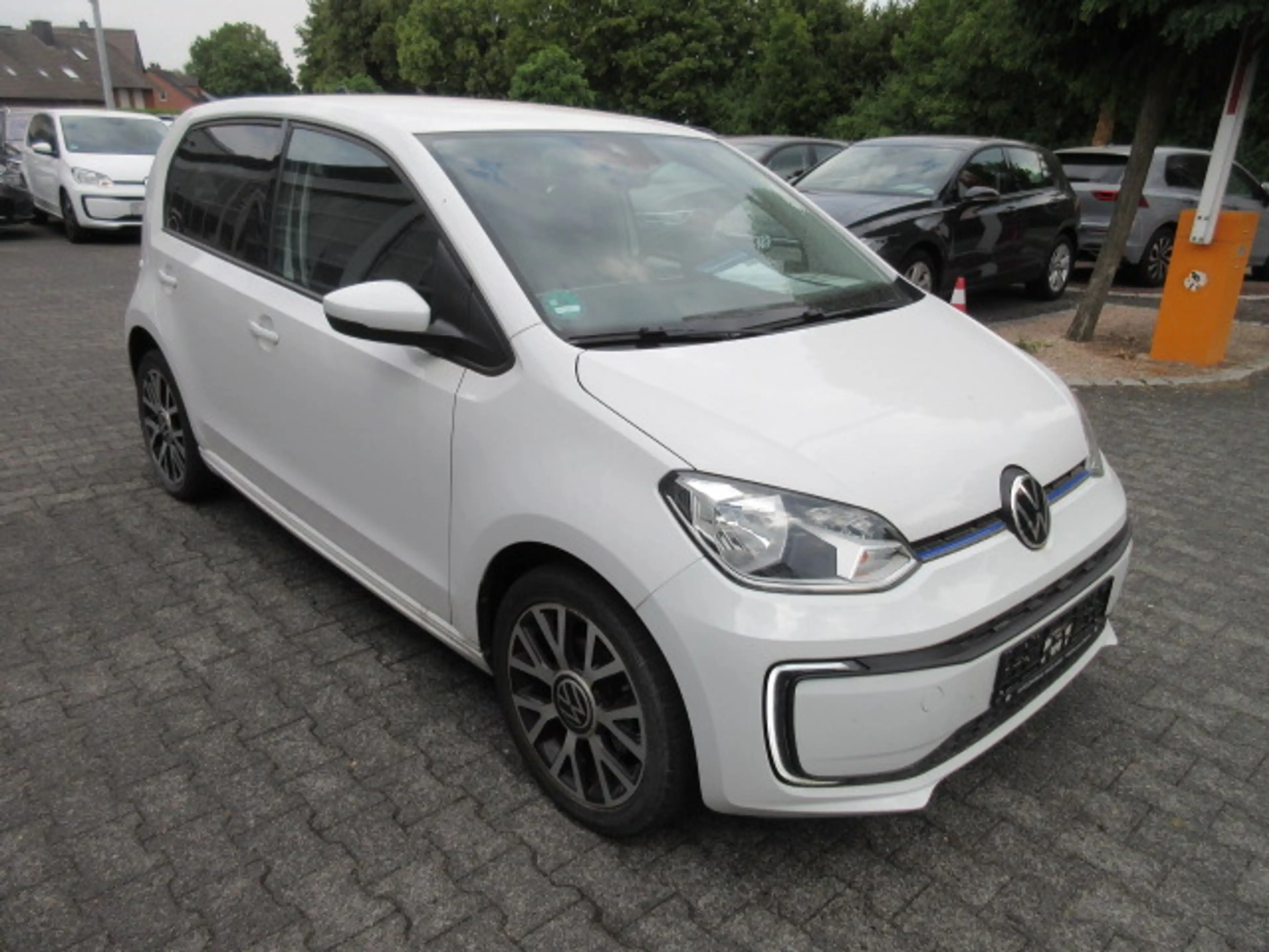 Volkswagen e-up! Edition Automatik NAVIV. KAMERA GRA ALU APS SITZHEIZUNG CLIMATRONIC — photo 4