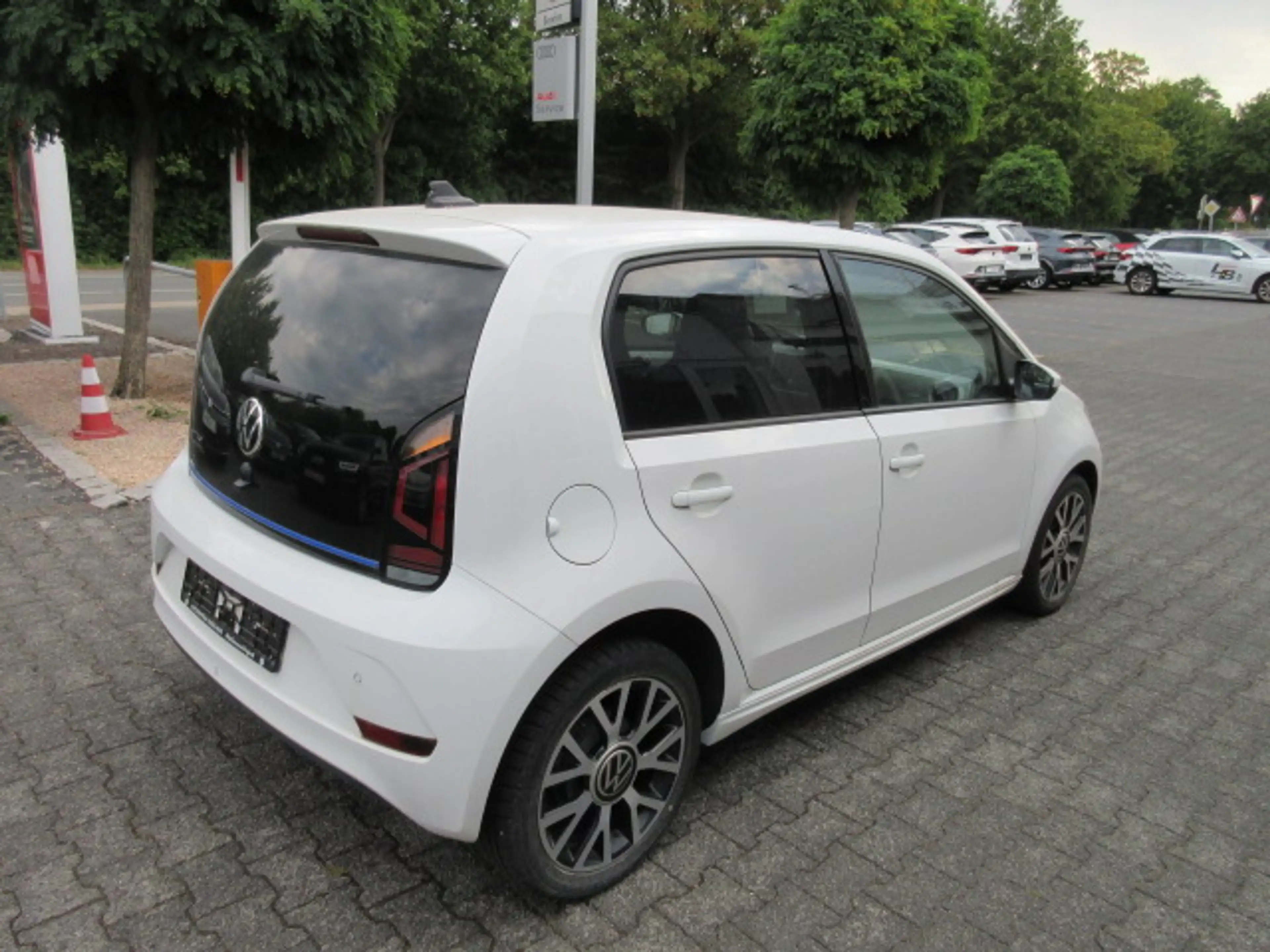 Volkswagen e-up! Edition Automatik NAVIV. KAMERA GRA ALU APS SITZHEIZUNG CLIMATRONIC — photo 3