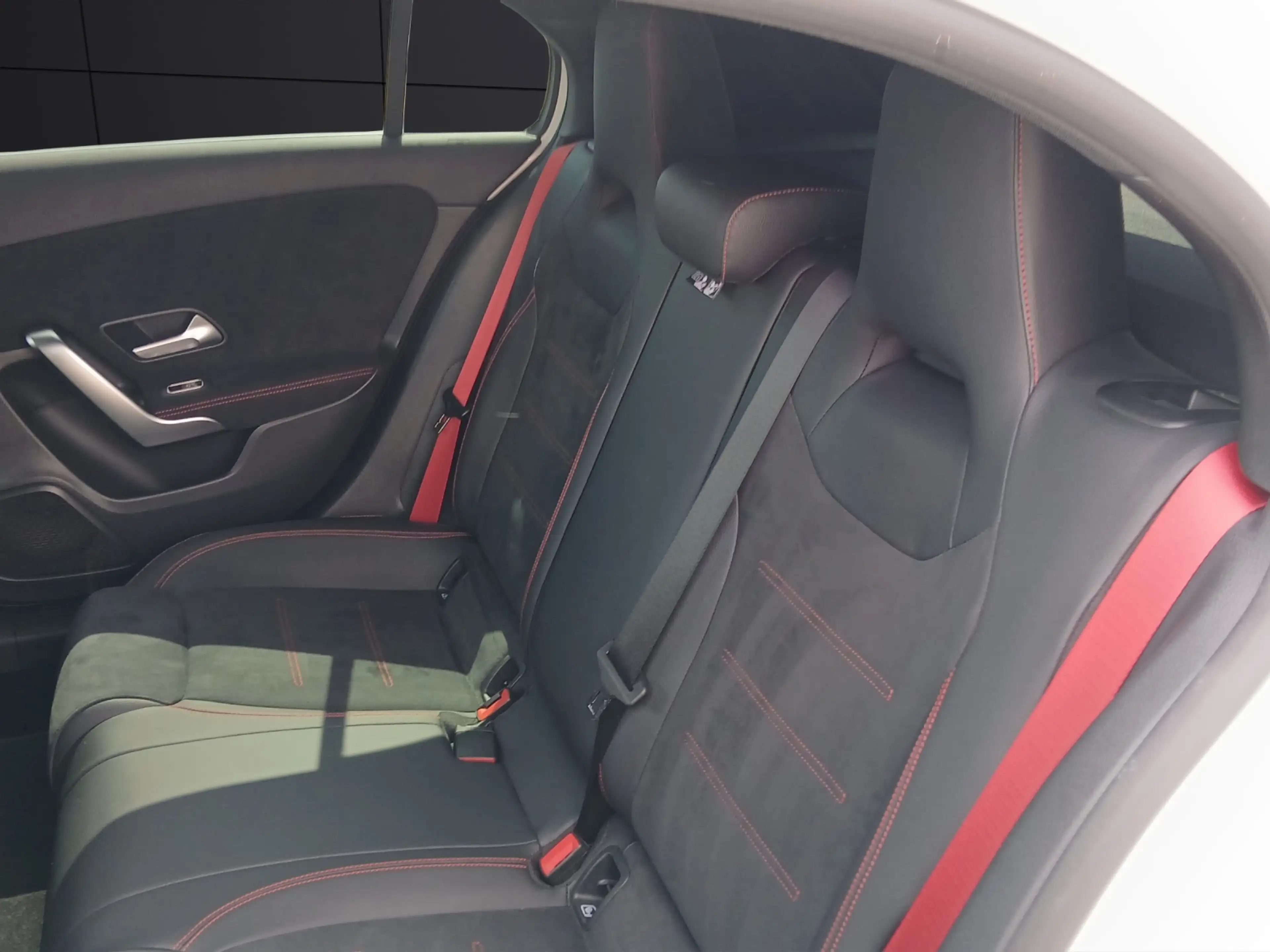 Mercedes-Benz A 35 AMG 4Matic LED AHK Navi MBUX SHZ — photo 11
