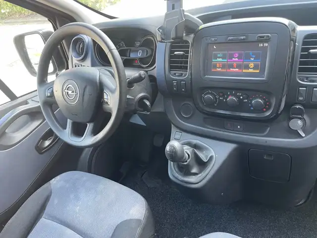 Opel Vivaro view 2