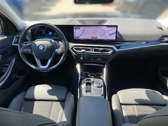 BMW 3 Series view 10