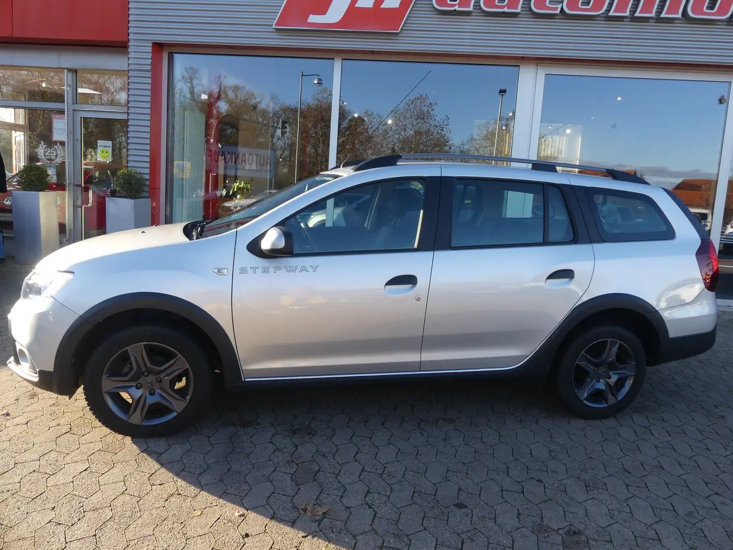 Dacia Logan MCV II Stepway Celebration Automatik Silber - 2