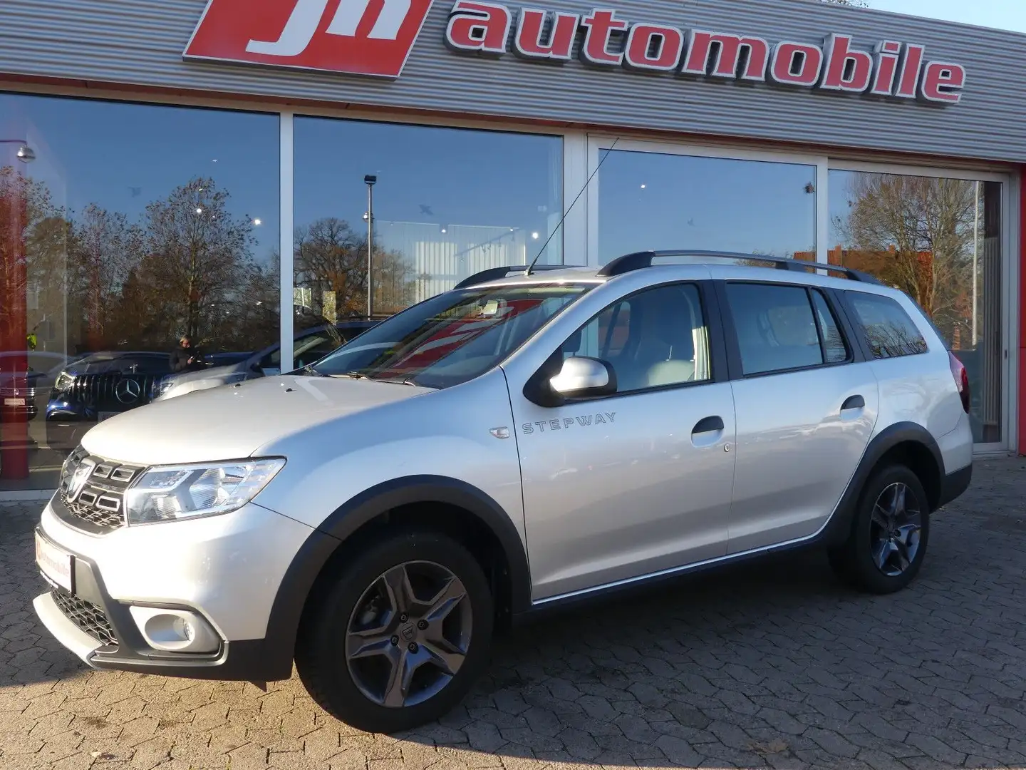Dacia Logan MCV II Stepway Celebration Automatik Silber - 1