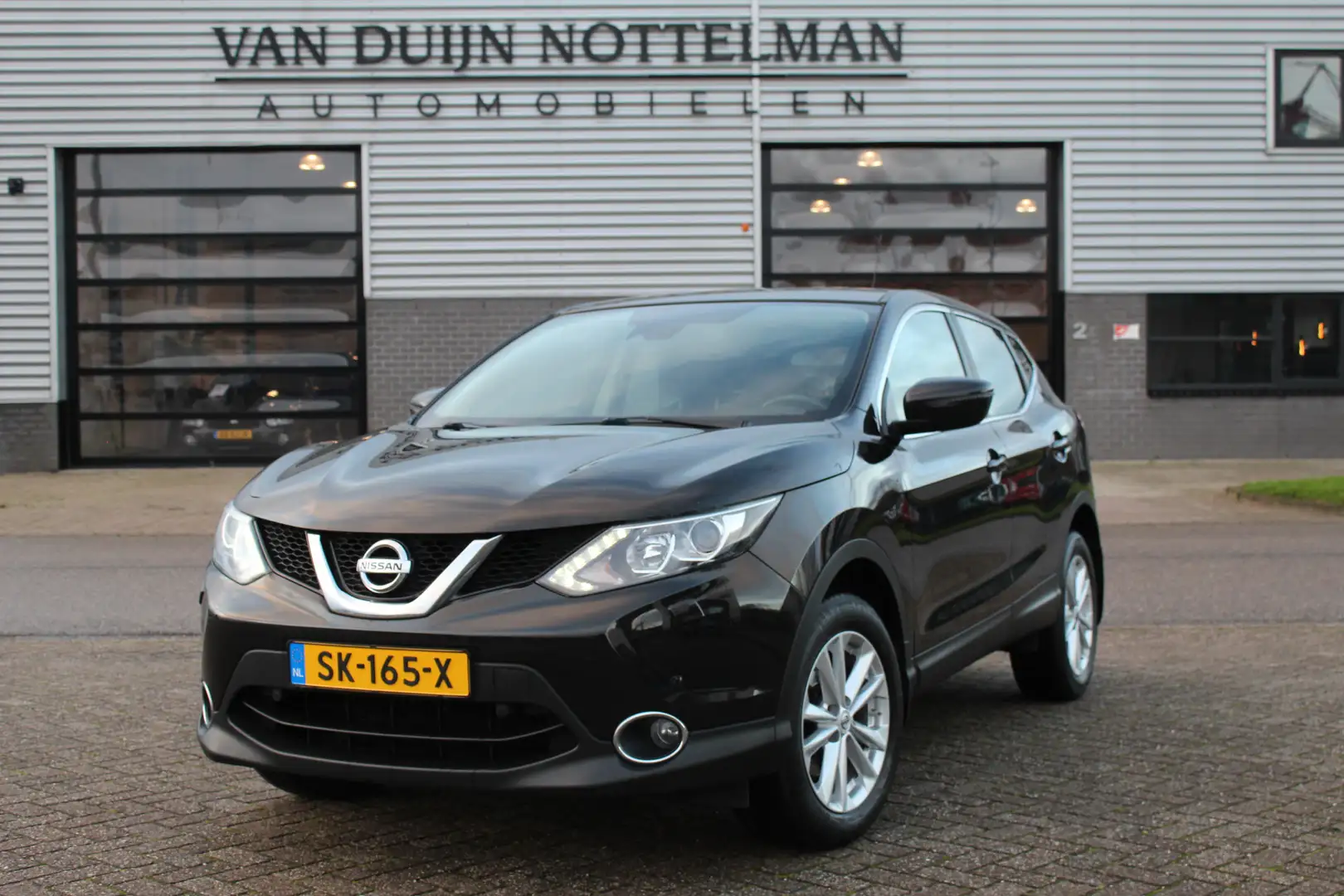 Nissan Qashqai 1.2 N-Connecta / Navigatie / Camera / PDC Noir - 1