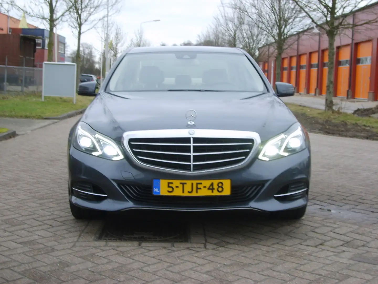 Mercedes-Benz E 300 Prestige Elegance Automaat Šedá - 2