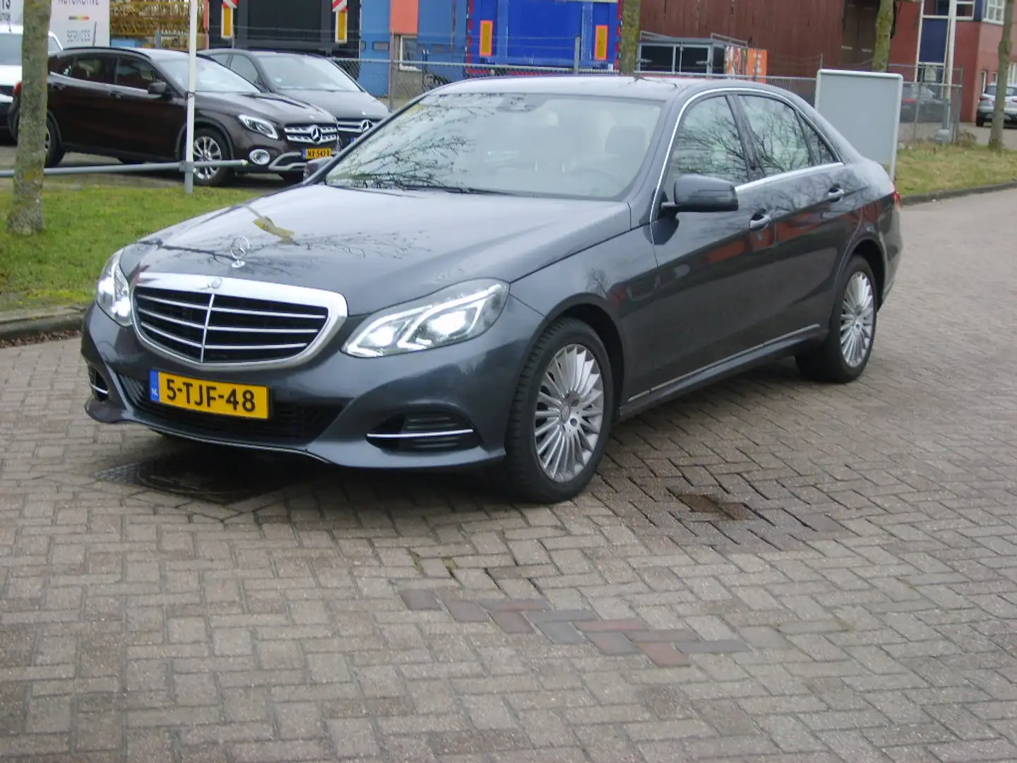 Mercedes-Benz E 300 Prestige Elegance Automaat Šedá - 1