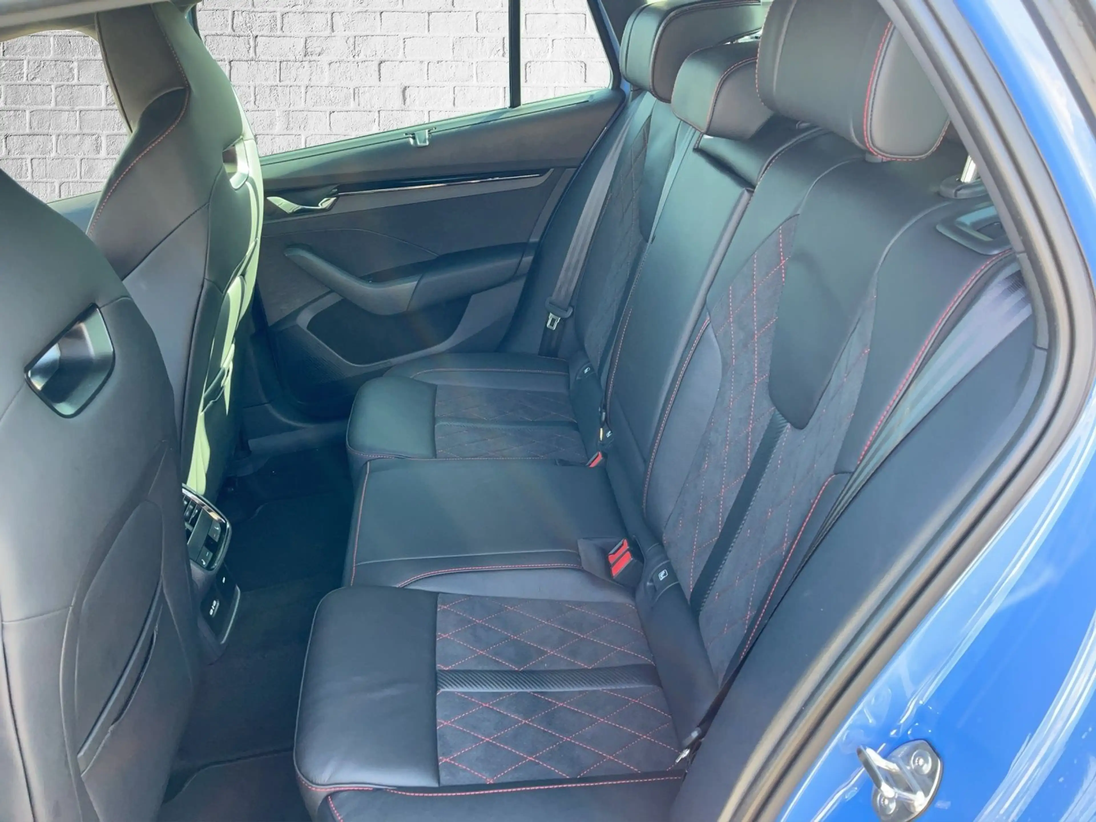 Skoda Octavia Combi 2.0 TDI DSG 4x4 - RS Final Edition — photo 10