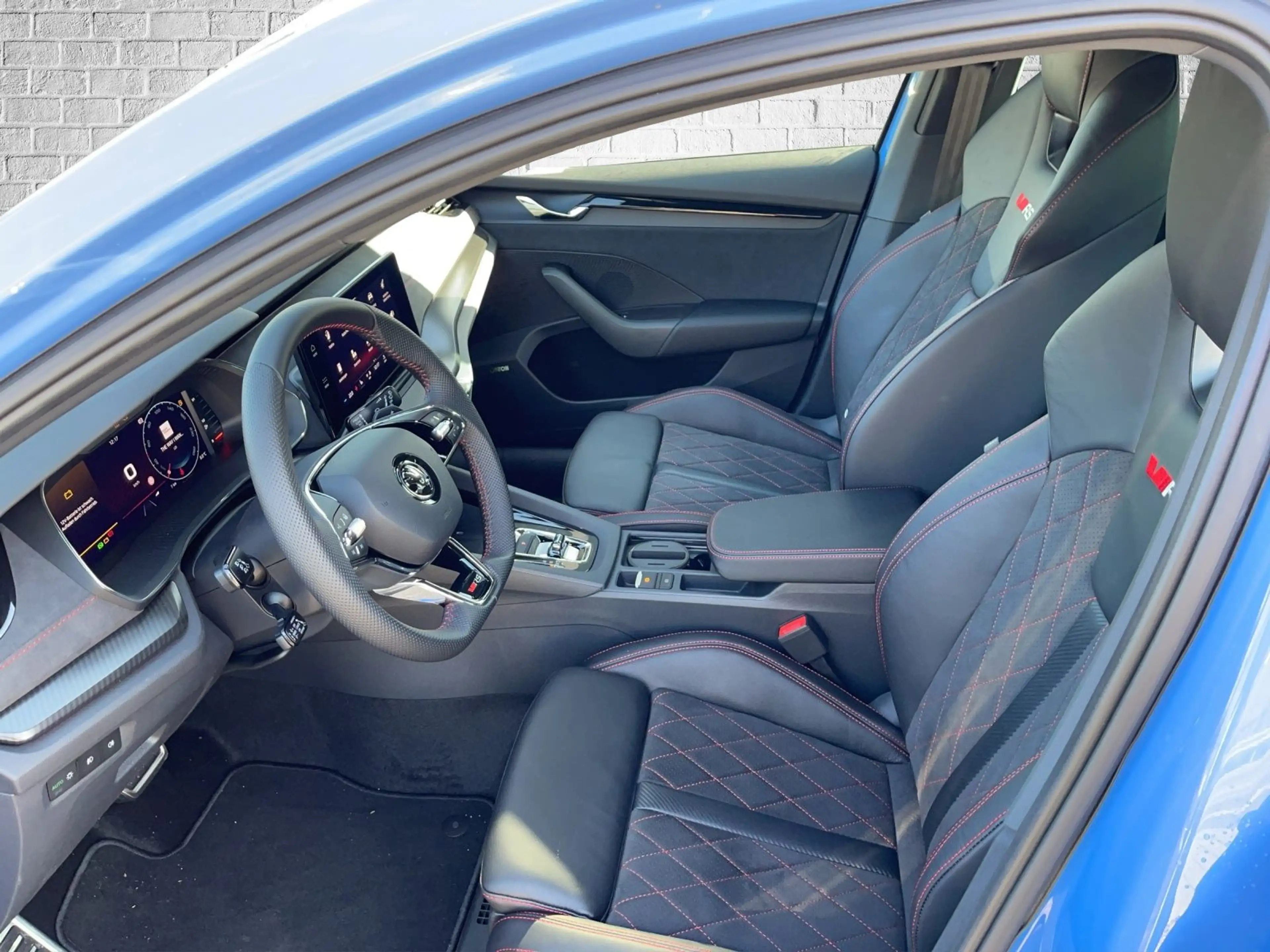 Skoda Octavia Combi 2.0 TDI DSG 4x4 - RS Final Edition — photo 9