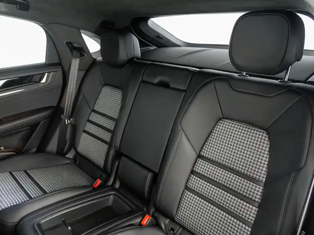 Porsche Cayenne view 10