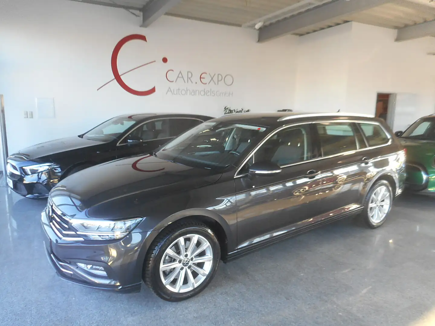 Volkswagen Passat Variant Business 2,0 SCR TDI DSG Grau - 1