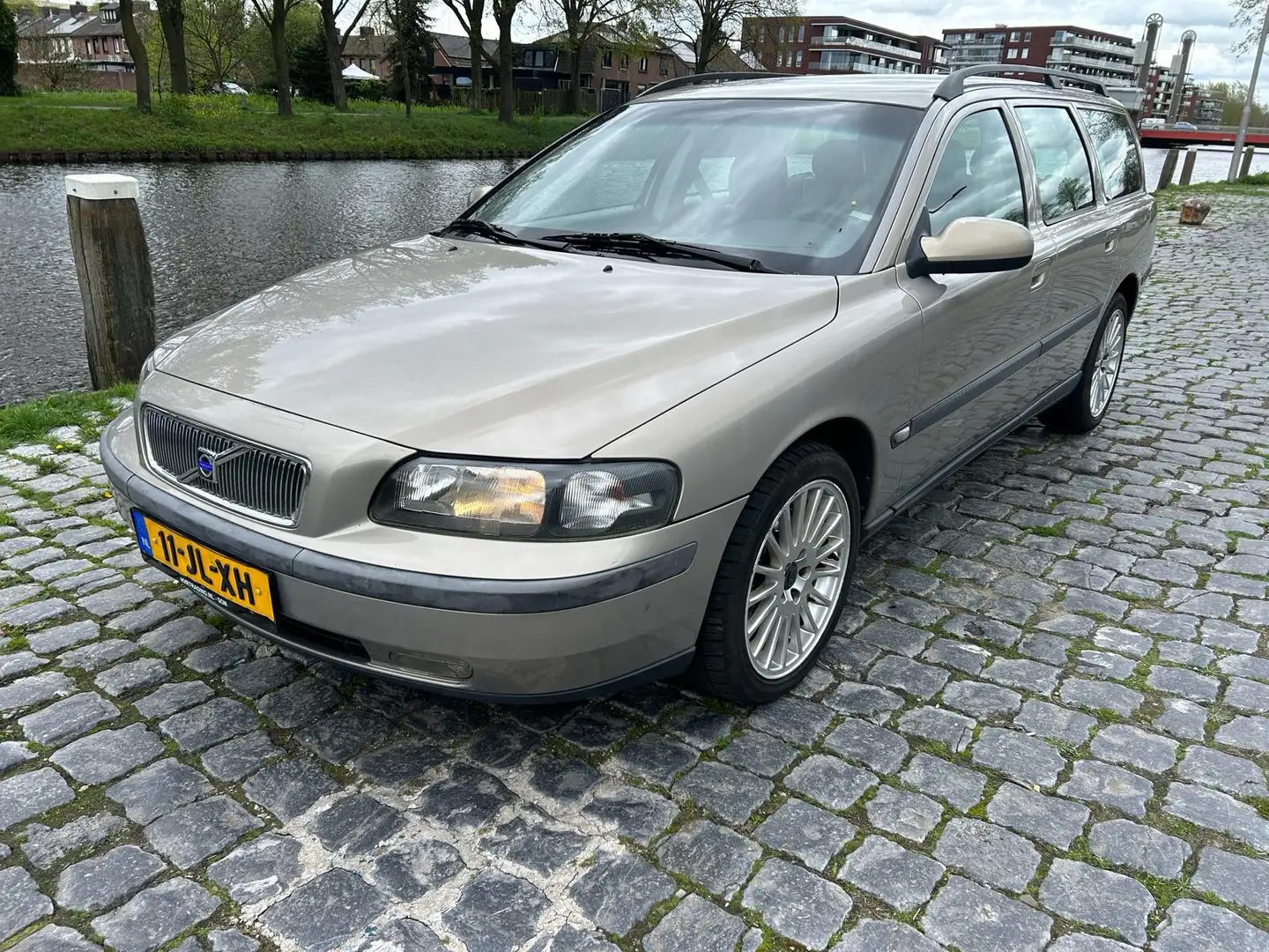 Volvo V70 2.4 T Geartr. C.L. / automaat / airco / cruise con Beżowy - 1
