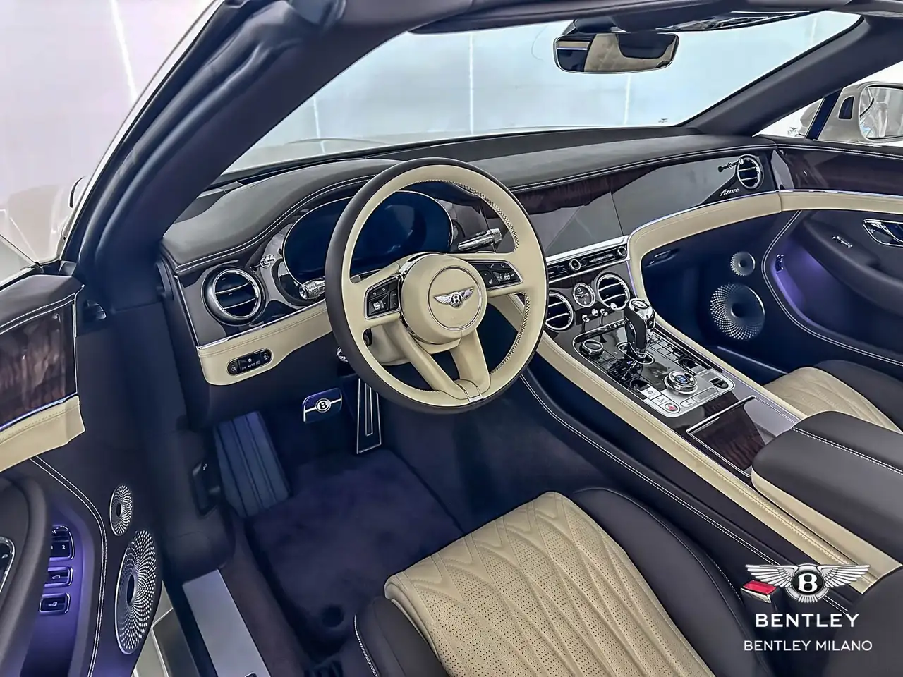 Bentley Continental GTC 2025 — фото 15
