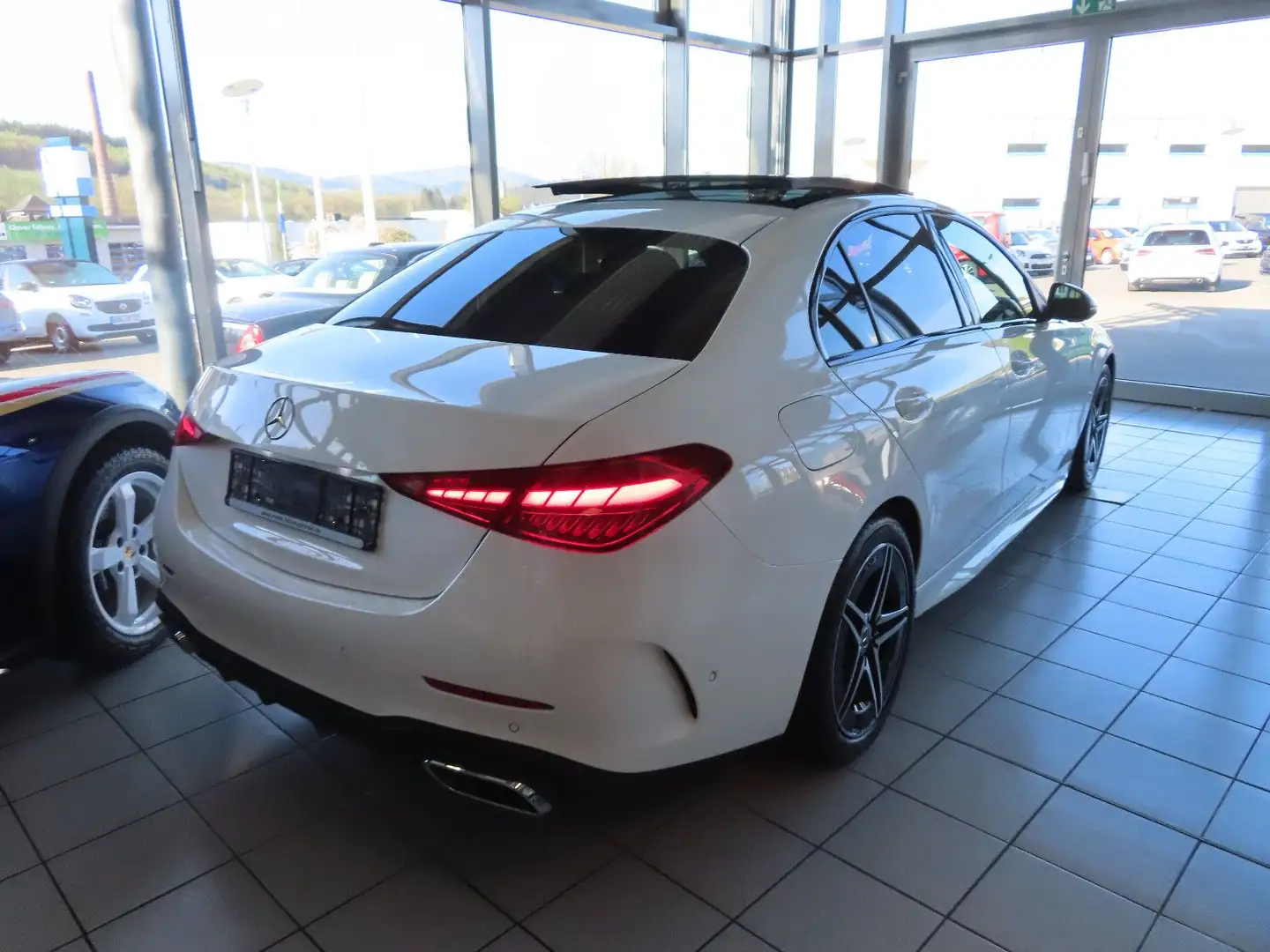 Mercedes-Benz C 180 Lim. AMG LED NAVI BURMESTER Blanc - 2
