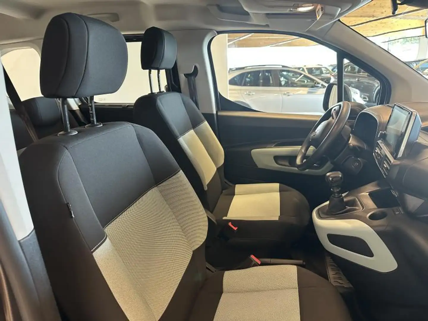 Citroen Berlingo 1.2 BENZINE 110 PK Grijs - 2