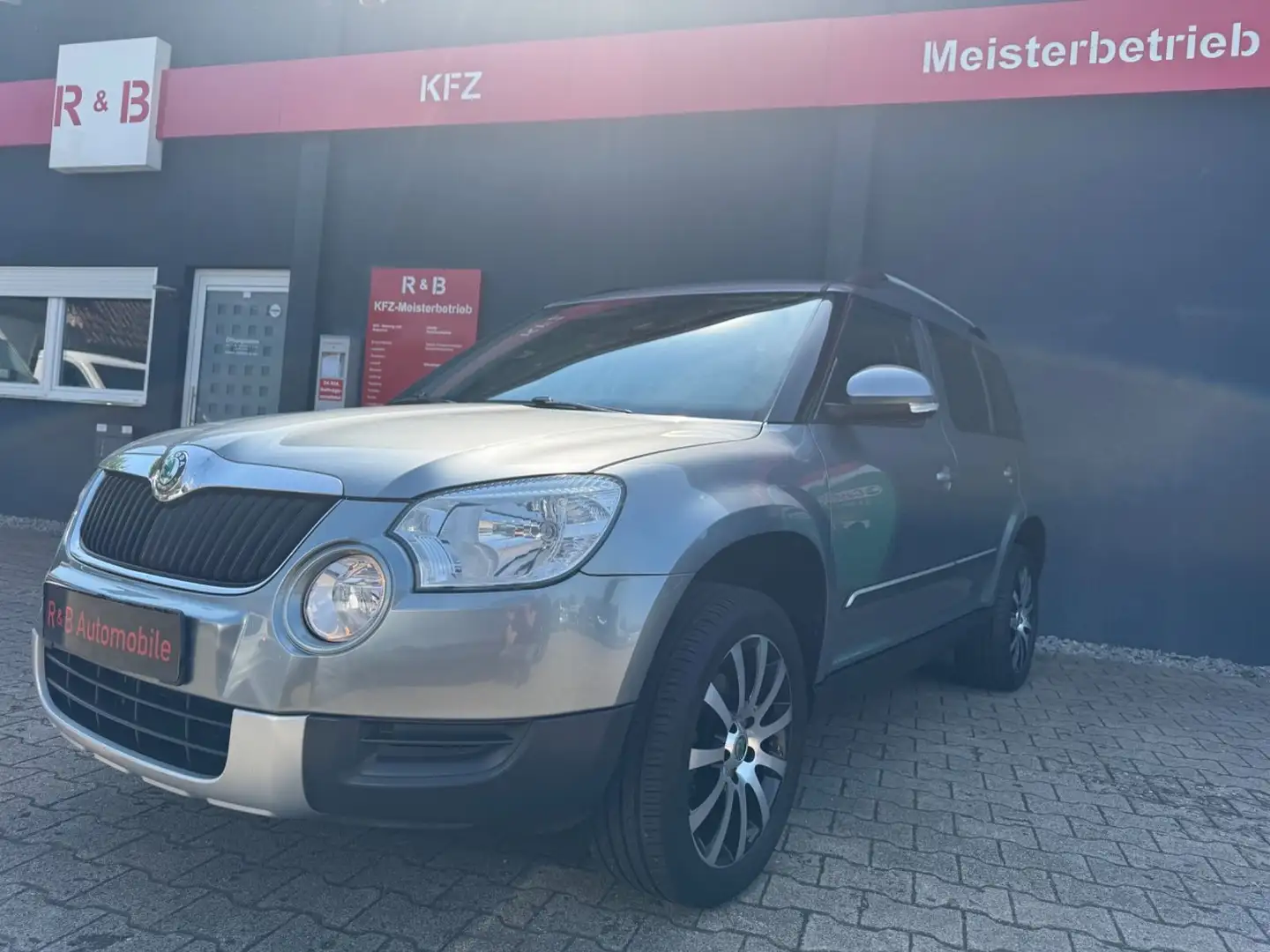 Skoda Yeti Ambition Plus Edition*AHK*2.0TDI*SZH* Grau - 1