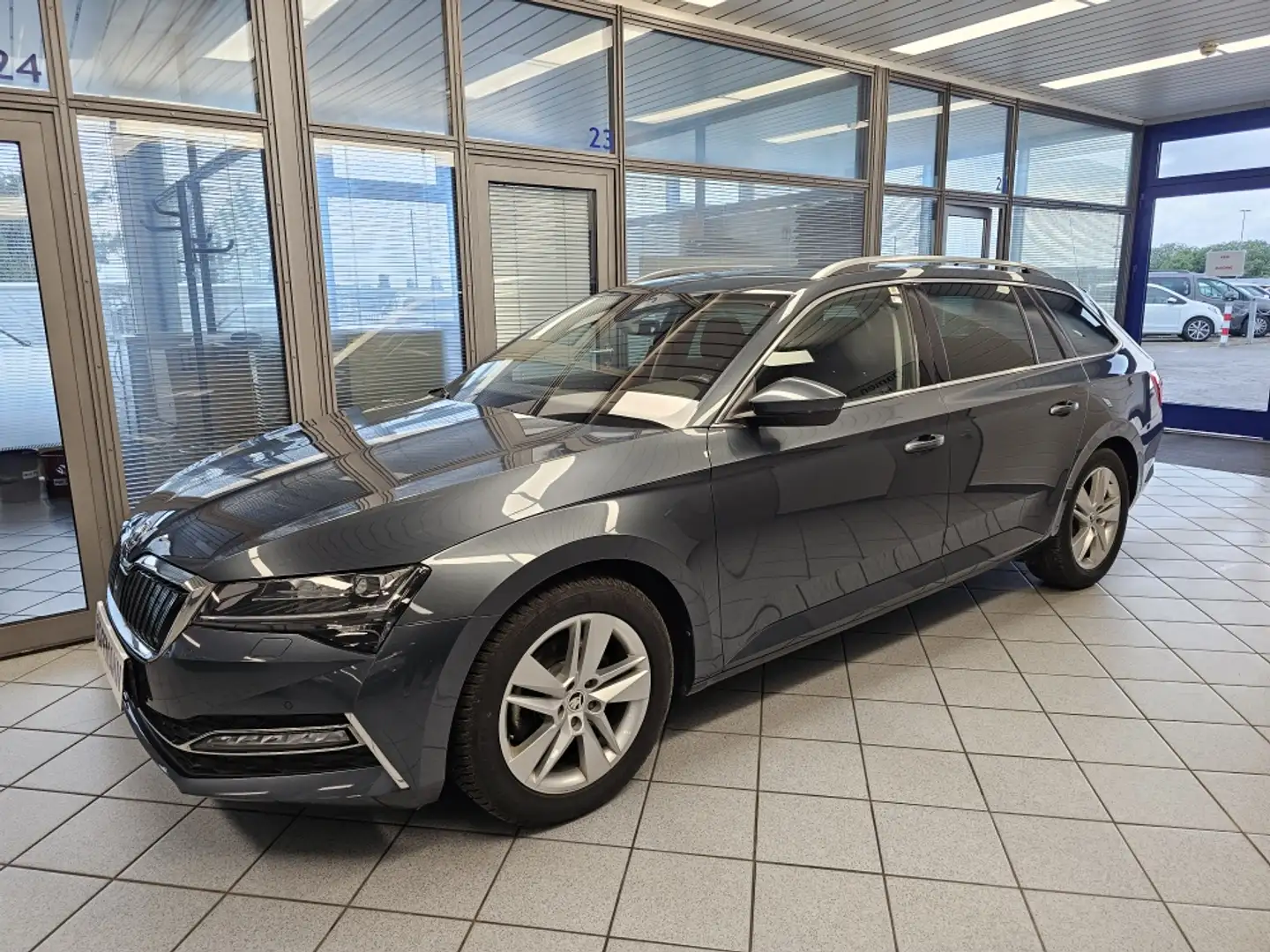 Skoda Superb Navi,LED,Sitzheizung 4x,PDC 2x, Kessy Grau - 2