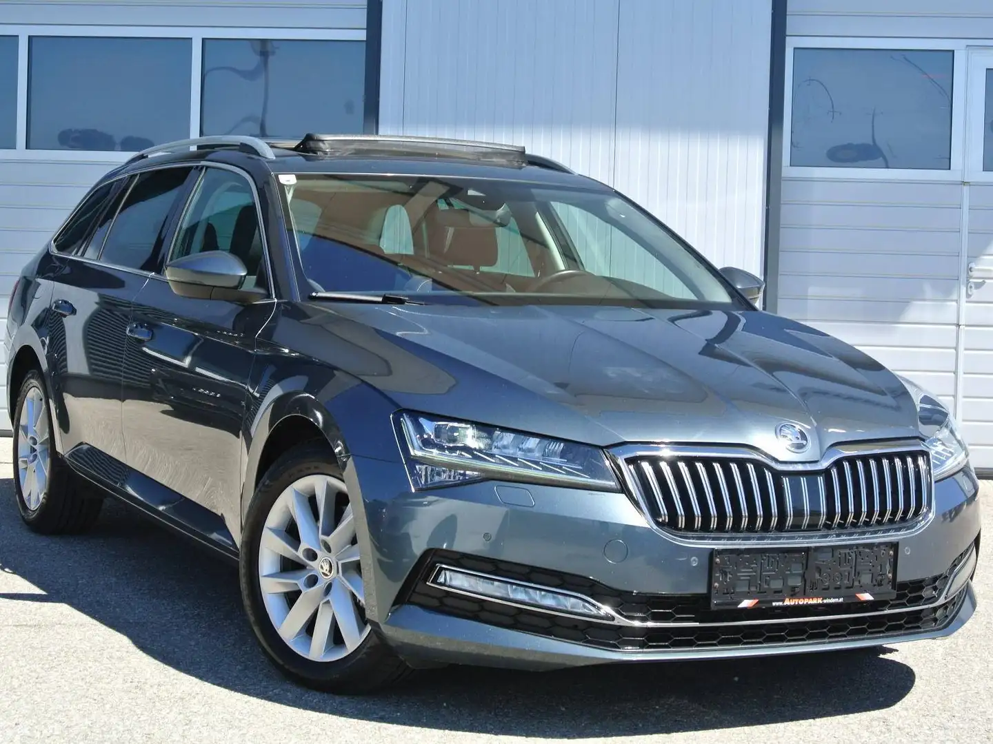 Skoda Superb Kombi 2,0 TDI DSG Style * PANO * LED * KAMERA Grau - 1