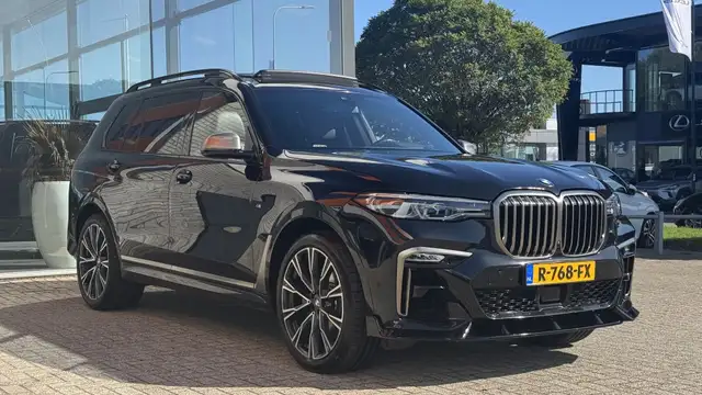 BMW X7 view 3