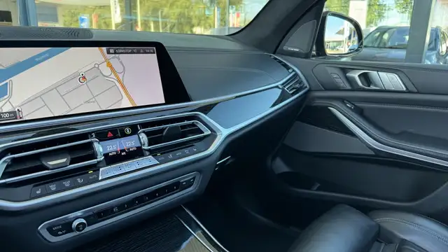 BMW X7 view 26