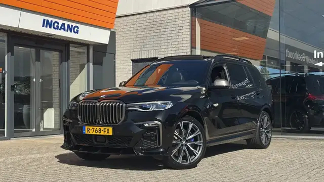 BMW X7 view 4