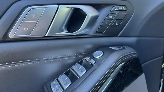 BMW X7 view 21