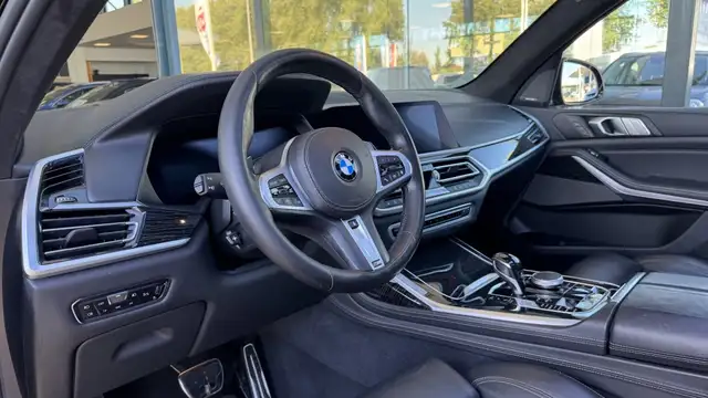 BMW X7 view 8