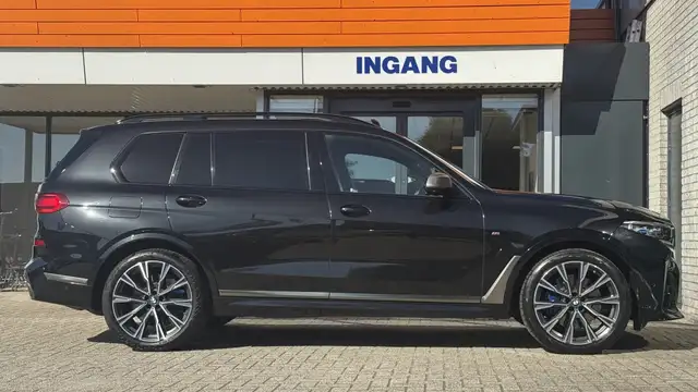 BMW X7 view 6