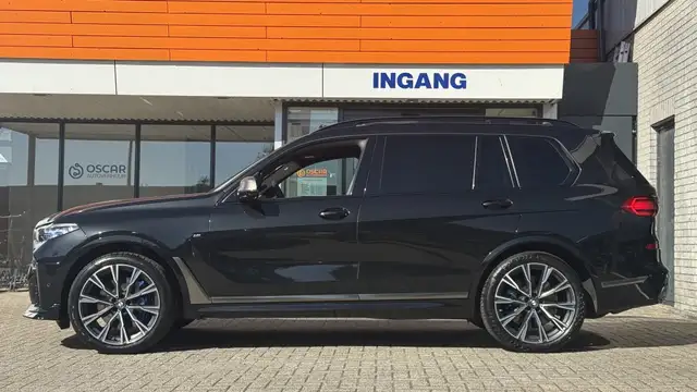 BMW X7 view 2