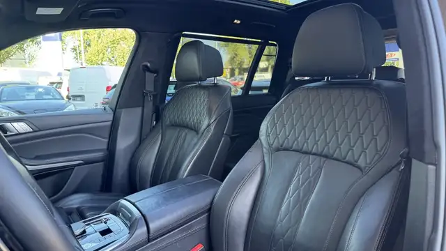 BMW X7 view 10