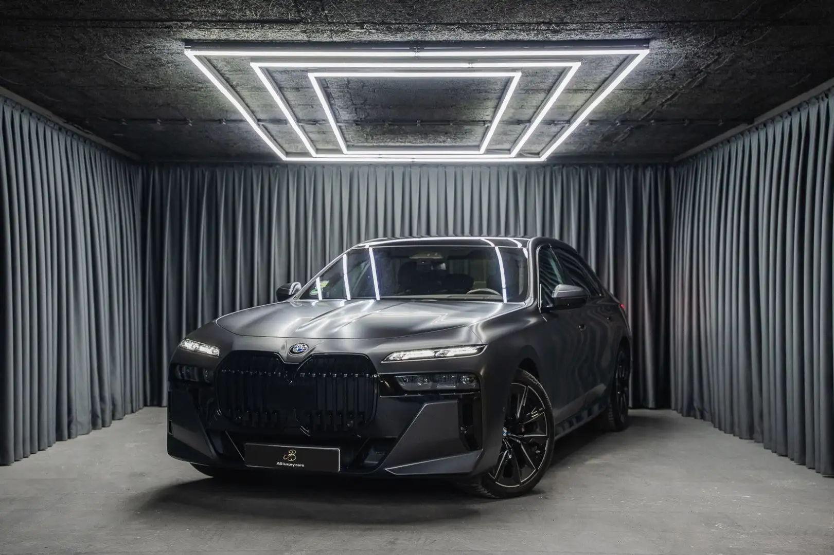 BMW 740 d xDrive *M Sport Pro*Iconic Glow*Theater TV Grau - 1