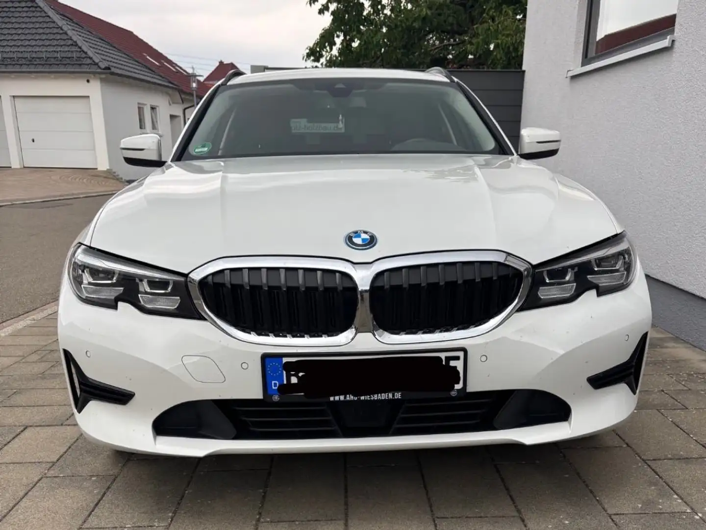 BMW 330 3er Touring Plug-In-Hybrid 330e Touring Aut. Advan Weiß - 1