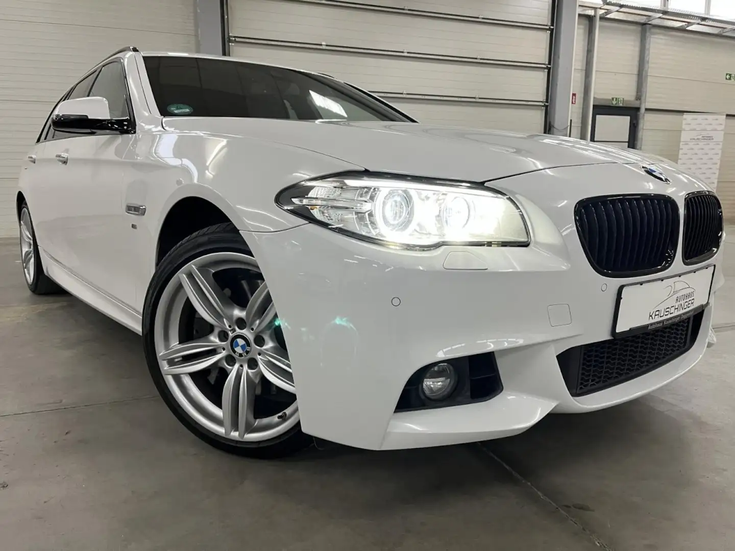 BMW 530 5 Touring 530 d xDrive M PAKET XENON 4xSHZ AHK ALU Weiß - 1