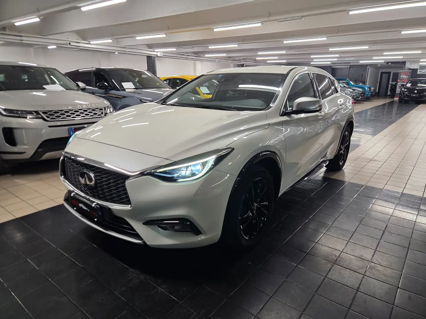 Infiniti Q30 1.5d Premium City Black 109cv dct Weiß - 2