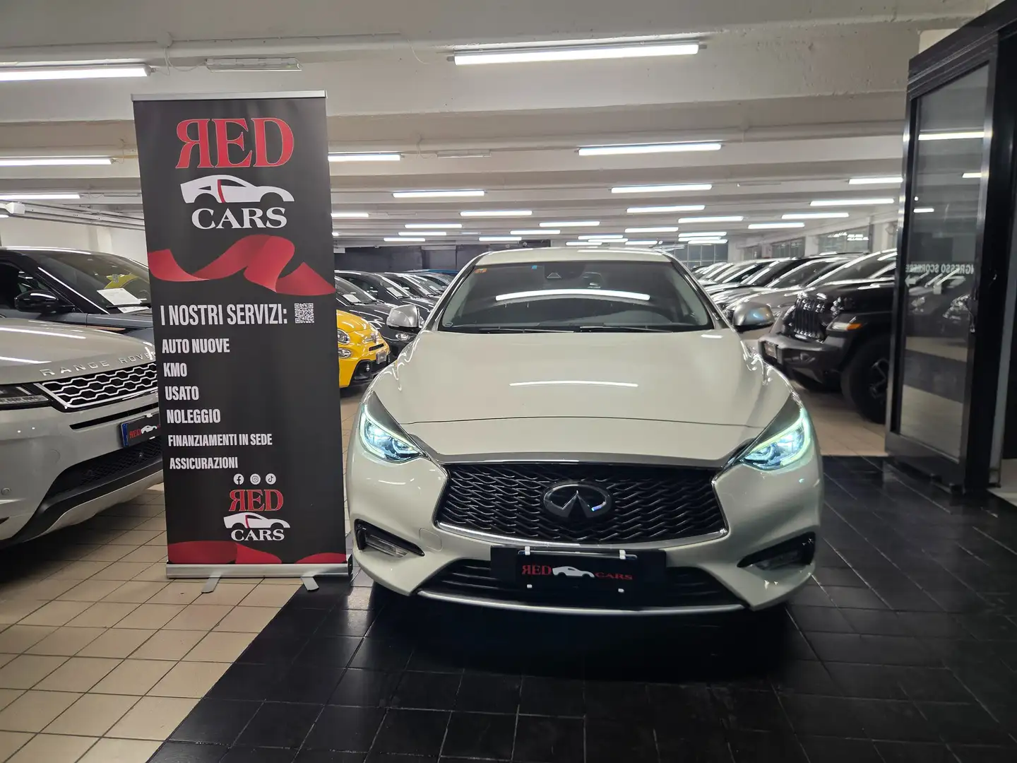 Infiniti Q30 1.5d Premium City Black 109cv dct Weiß - 1