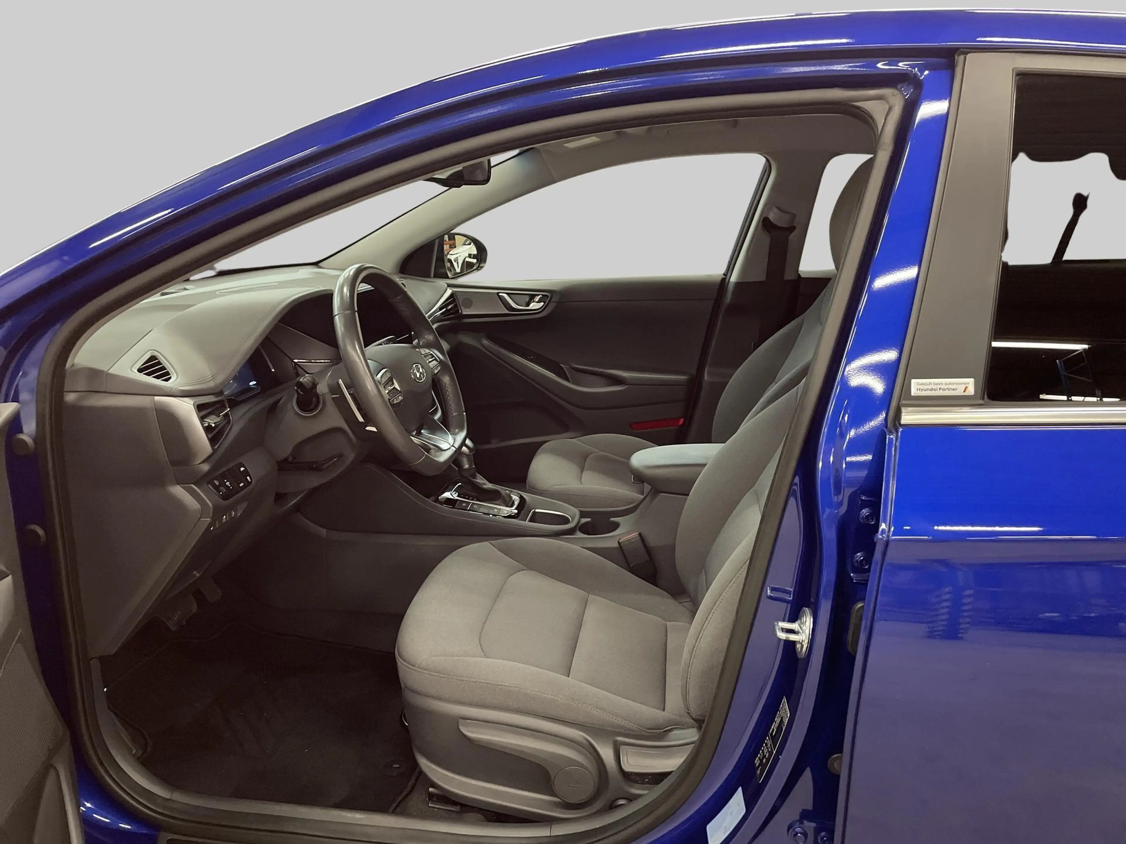 Hyundai IONIQ 1.6 GDi PHEV Comfort — photo 12
